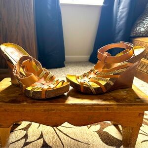 Vince Camuto wedge shoes. Gently worn. No visible Wear or Tear.